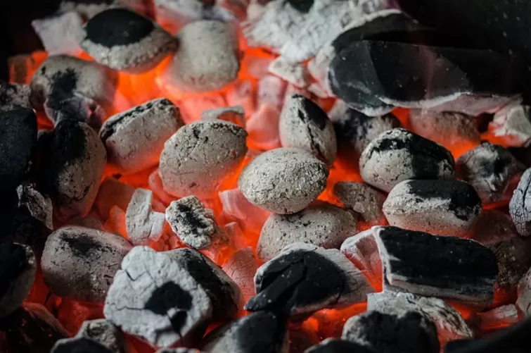 Lighting a charcoal grill: instructions with and without a grill lighter